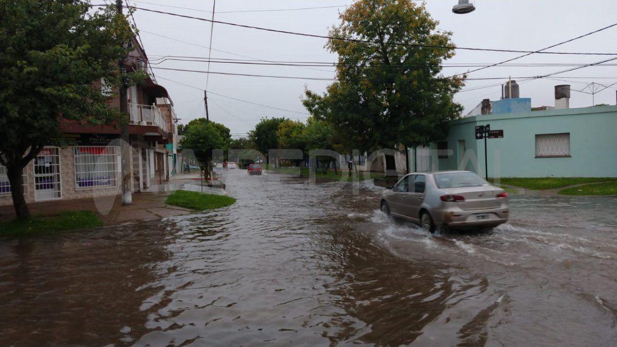 Con agua de cordón a cordón en Castelli y 4 de enero