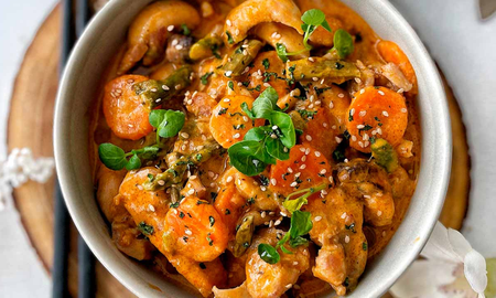El resultado es un pollo al curry cremoso, especiado y muy jugoso El resultado es un pollo al curry cremoso, especiado y muy jugoso