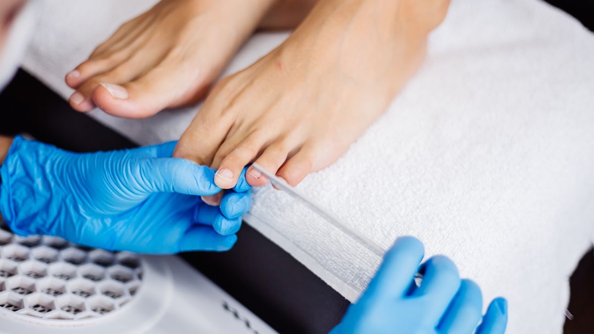 Actualmente, una sesión de podología se cobra entre $3.000 y $4.500. Es decir que un profesional que atiende 25 pacientes por semana (cinco por día) puede ganar al menos $300.000 pesos por mes. Actualmente, una sesión de podología se cobra entre $3.000 y $4.500. Es decir que un profesional que atiende 25 pacientes por semana (cinco por día) puede ganar al menos $300.000 pesos por mes.