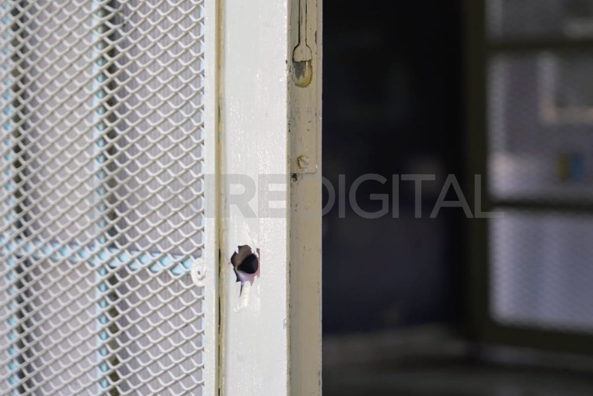 Atacaron a balazos la fachada de una escuela de Rosario y dejaron un mensaje mafioso Atacaron a balazos la fachada de una escuela de Rosario y dejaron un mensaje mafioso