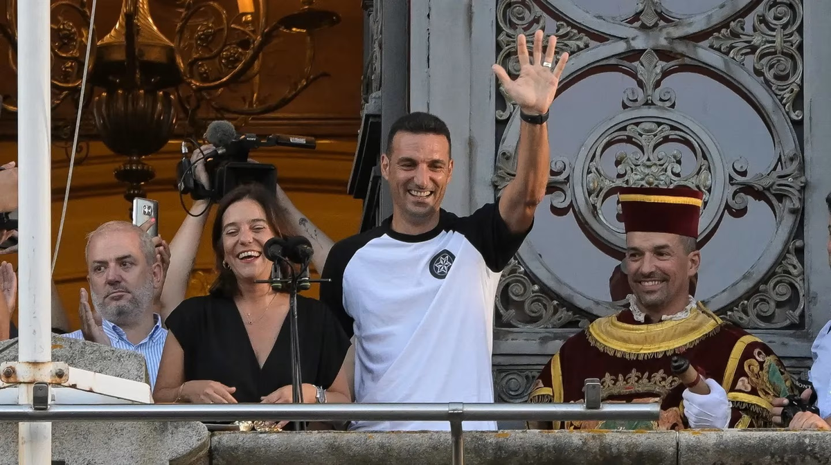 La alcaldesa Inés Rey junto a Lionel Scaloni.