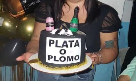 “Plata o plomo”: el mensaje en la torta del cumpleaños con temática narco que se realizó en barrio La Tablada, Rosario. “Plata o plomo”: el mensaje en la torta del cumpleaños con temática narco que se realizó en barrio La Tablada, Rosario.