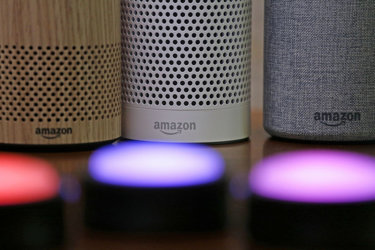 ARCHIVO - Los dispositivos Amazon Echo y Echo Plus, al fondo, se encuentran cerca de los dispositivos Echo Button durante un evento de la compañía en Seattle el 27 de septiembre de 2017. (AP Foto/Elaine Thompson, Archivo)