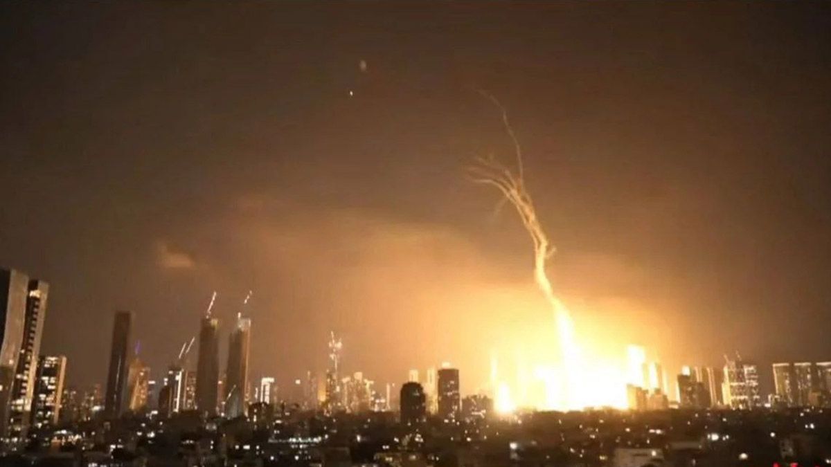 Medios de Israel reportaron impactos de misiles iraníes en el centro de Tel Aviv y otras áreas del país tras una tercera oleada de ataques lanzados por Irán.