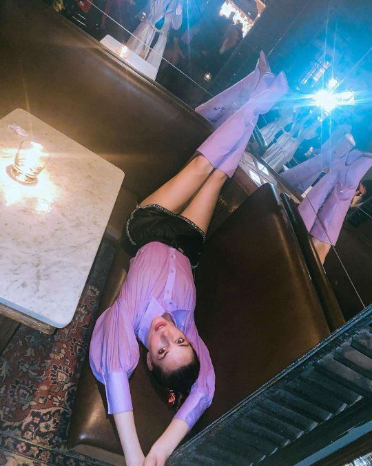 Julieta Nair Calvo se mostró con unas bucaneras lilas