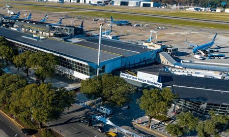 El Aeroparque Jorge Newbery alcanzó un promedio diario de 409 vuelos durante el primer trimestre de 2026, una cifra que obliga a repavimentar la pista de forma urgente para evitar el desgaste del asfalto. El Aeroparque Jorge Newbery alcanzó un promedio diario de 409 vuelos durante el primer trimestre de 2026, una cifra que obliga a repavimentar la pista de forma urgente para evitar el desgaste del asfalto.