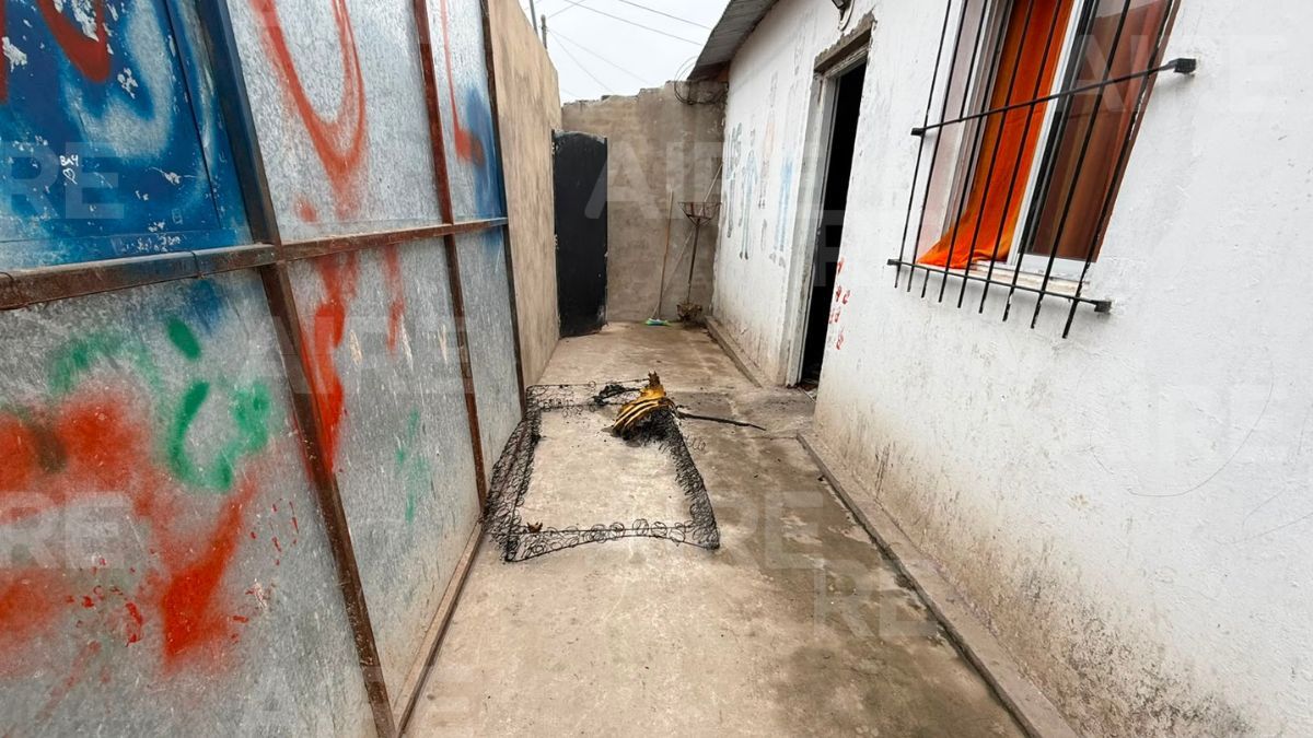 El colchón incendiado quedó en el patio interno del inmueble de barrio Nuevo Horizonte. Según uno de los residentes, el fuego fue provocado para pedir ayuda y denunciar la situación que atravesaban. El colchón incendiado quedó en el patio interno del inmueble de barrio Nuevo Horizonte. Según uno de los residentes, el fuego fue provocado para pedir ayuda y denunciar la situación que atravesaban.