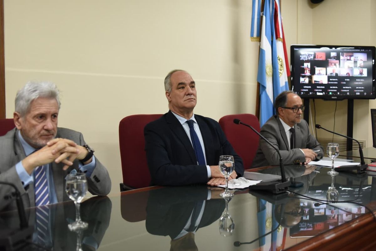 Los jueces que votaron por la absolución de los imputados fueron Ricardo Moisés Vásquez y Otmar Osvaldo Paulucci, mientras que Germán Sutter Schneider votó por las condenas de la mayoría de los mismos. Los jueces que votaron por la absolución de los imputados fueron Ricardo Moisés Vásquez y Otmar Osvaldo Paulucci, mientras que Germán Sutter Schneider votó por las condenas de la mayoría de los mismos.