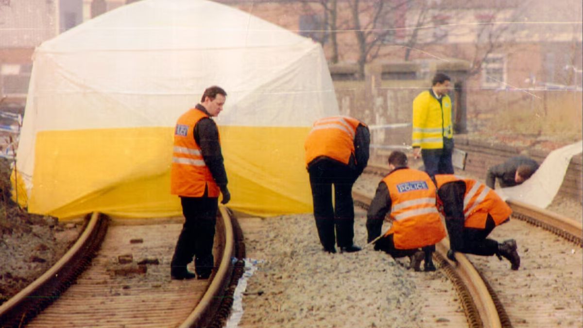 La investigación policial y las vías del tren donde fue hallado el cuerpito de James Bulger (ANL/Shutterstock) . La investigación policial y las vías del tren donde fue hallado el cuerpito de James Bulger (ANL/Shutterstock) .