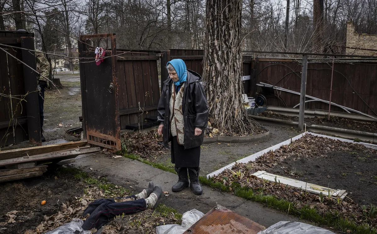 Antonina Pomazanko muestra dónde había enterrado a su hija, Tetiana, después de que fuera asesinada en febrero por fuego ruso, en Bucha, Ucrania.