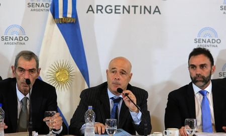El oficialismo recogió los pedidos el miércoles pasado y se apresta a la redacción de un nuevo texto que será enviado en las próximas horas a los bloques dialoguistas. El oficialismo recogió los pedidos el miércoles pasado y se apresta a la redacción de un nuevo texto que será enviado en las próximas horas a los bloques dialoguistas.