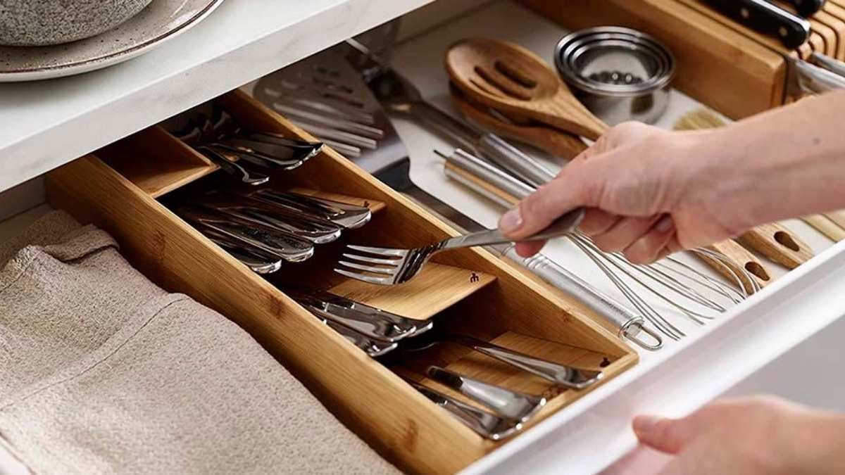 El orden en la cocina no es solo estético: también mejora la practicidad y el uso del espacio.