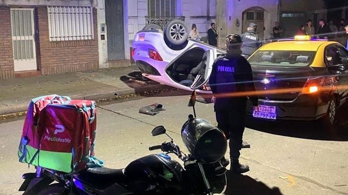 El auto quedó tumbado, con las ruedas para arriba, luego de los disparos y de chocar con un taxi, que permanecía también en la escena del crimen.