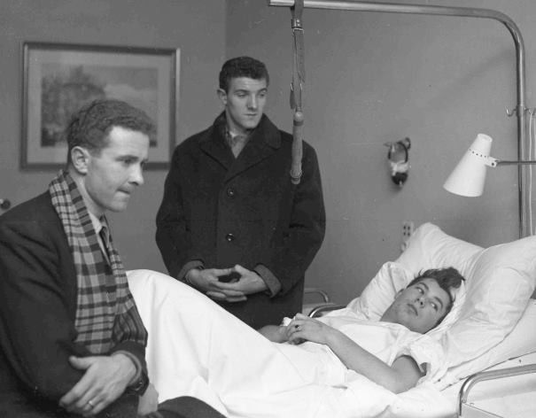 Harry Gregg y Bill Foulkes visitan a Duncan Edwards en el hospital Isar der Rechts de Munich, quien murió producto de las heridas del accidente el 21 de febrero de 1958.