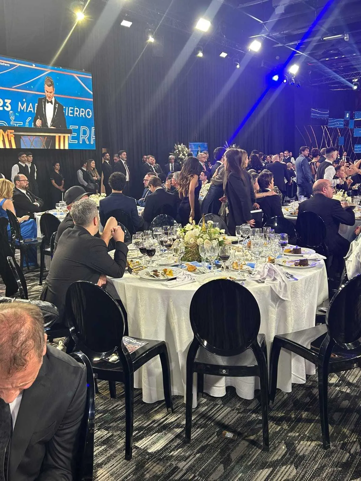 Jey Mammon quedó solo en la mesa de La Peña de Morfi.