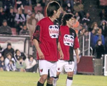 Lucas Acosta y Diego Maradona con la camiseta de Colón. Lucas Acosta y Diego Maradona con la camiseta de Colón.