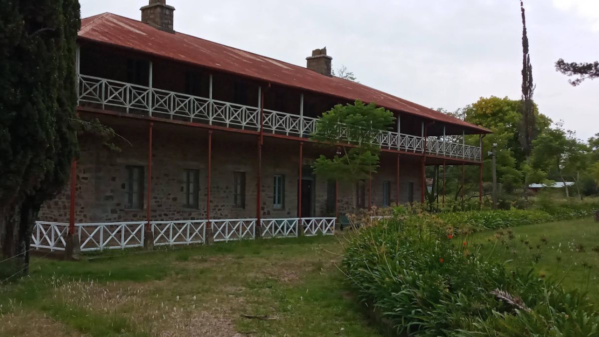 El color amarillo de los muros, combinado con los techos rojos, se convirti&oacute; en una norma est&eacute;tica de Conchillas tras la declaraci&oacute;n del pueblo como Monumento Hist&oacute;rico Nacional.