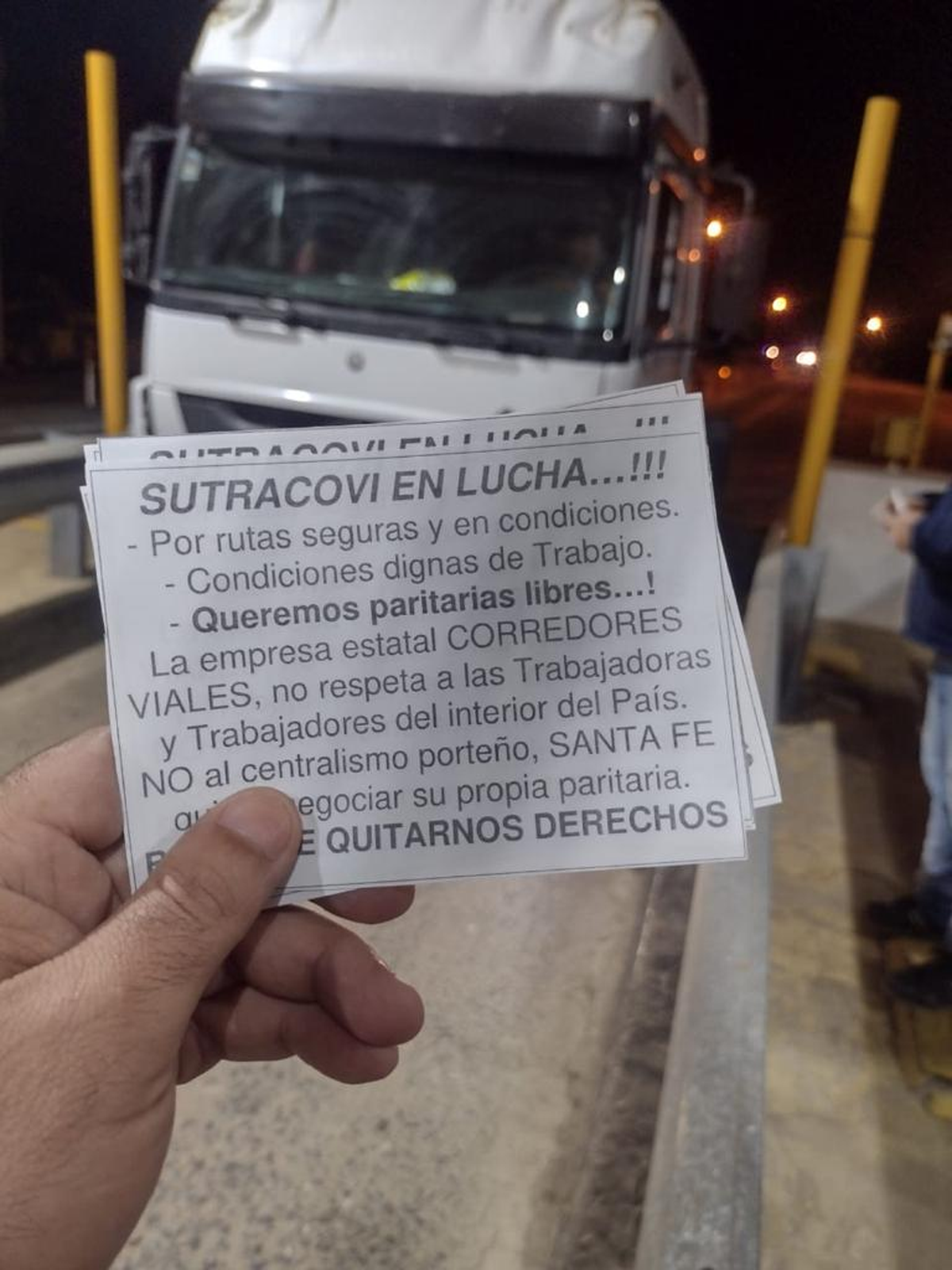 El mensaje que los trabajadores de peaje reparten entre los automovilistas. El mensaje que los trabajadores de peaje reparten entre los automovilistas.