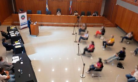 Éste viernes, un jurado popular declaró culpable a un hombre acusado de haber asesinado a balazos a otro durante una pelea el 25 de abril último en la ciudad de Paraná, en el primer juicio de ese tipo que se realizó en la provincia de Entre Ríos. Éste viernes, un jurado popular declaró culpable a un hombre acusado de haber asesinado a balazos a otro durante una pelea el 25 de abril último en la ciudad de Paraná, en el primer juicio de ese tipo que se realizó en la provincia de Entre Ríos.