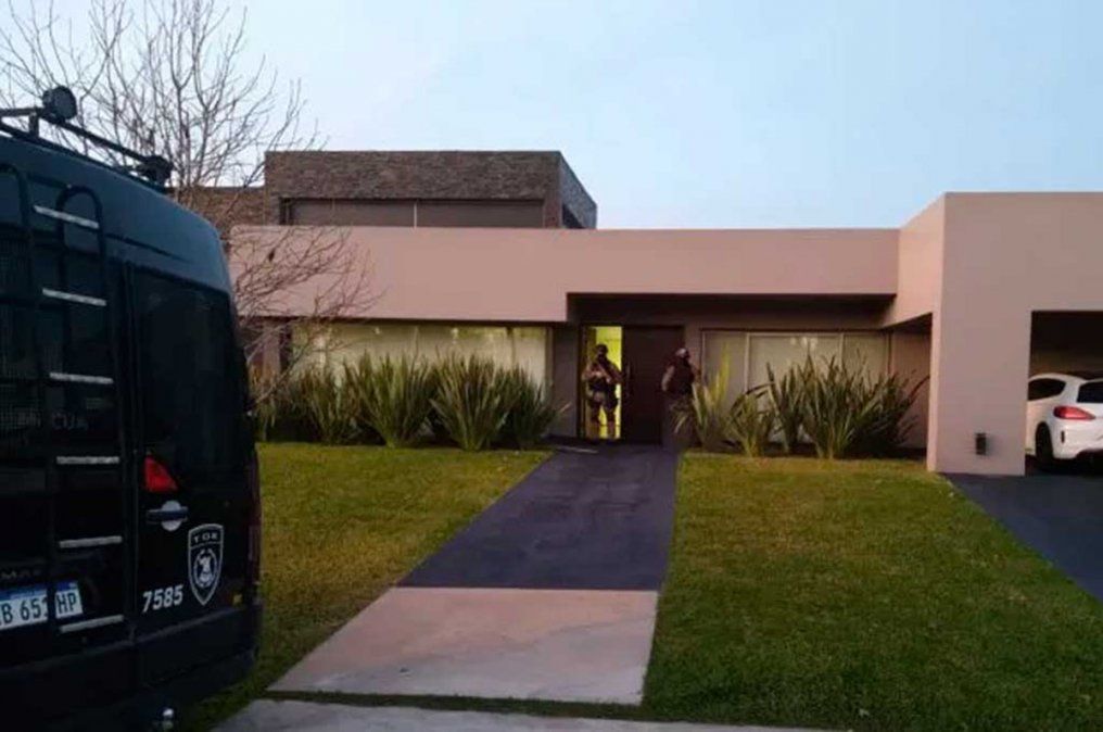 La mansi&oacute;n del jefe de la barra de Rosario Central fue allanada y lo detuvieron.&nbsp;