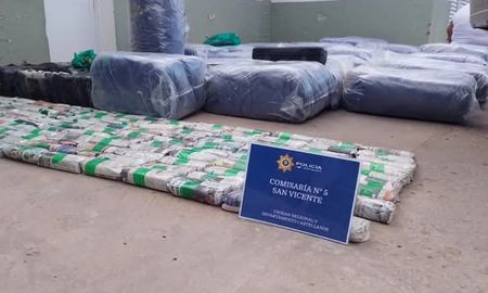 Parte del gran cargamento de hojas de coca secuestrado en el operativo en la Ruta 34. Parte del gran cargamento de hojas de coca secuestrado en el operativo en la Ruta 34.