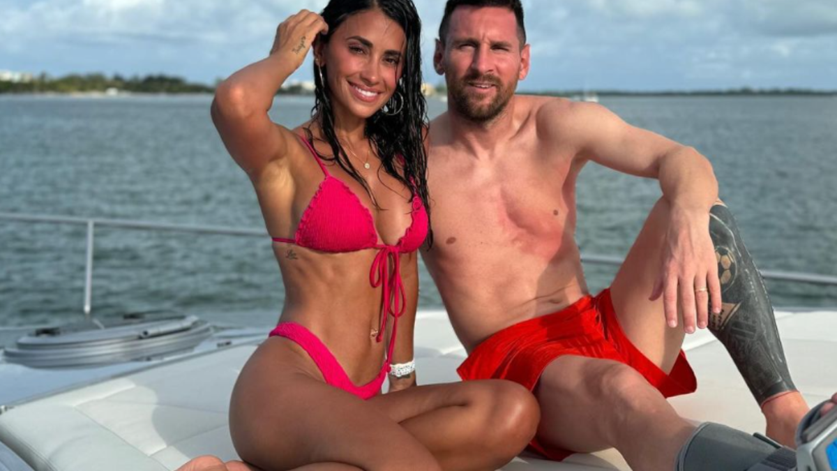 Lionel Messi y Antonela Roccuzzo descansan al aire libre tras la final de la Copa América. Lionel Messi y Antonela Roccuzzo descansan al aire libre tras la final de la Copa América.