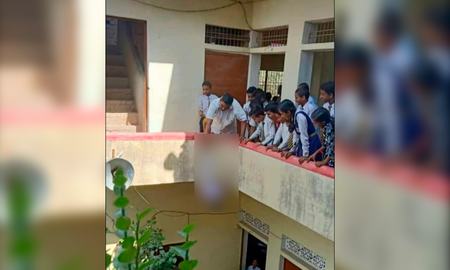 Postal impactante: el profesor castigó a un alumno de cinco años sujetándolo boca abajo en un balcón Postal impactante: el profesor castigó a un alumno de cinco años sujetándolo boca abajo en un balcón