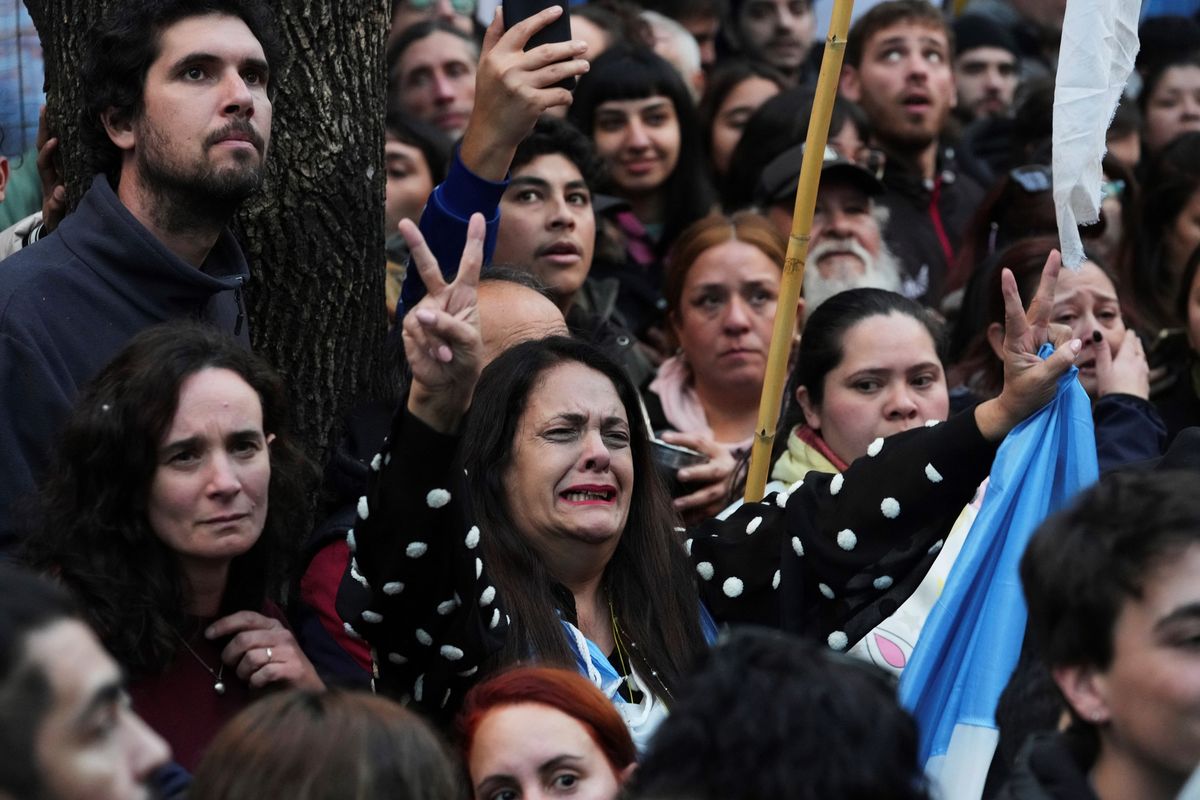 Manifestantes y militantes se reunieron frente al PJ en Buenos Aires.