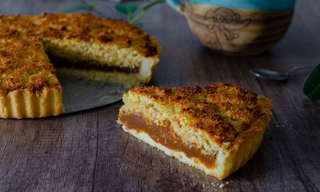 Tarta de coco con dulce de leche. Tarta de coco con dulce de leche.