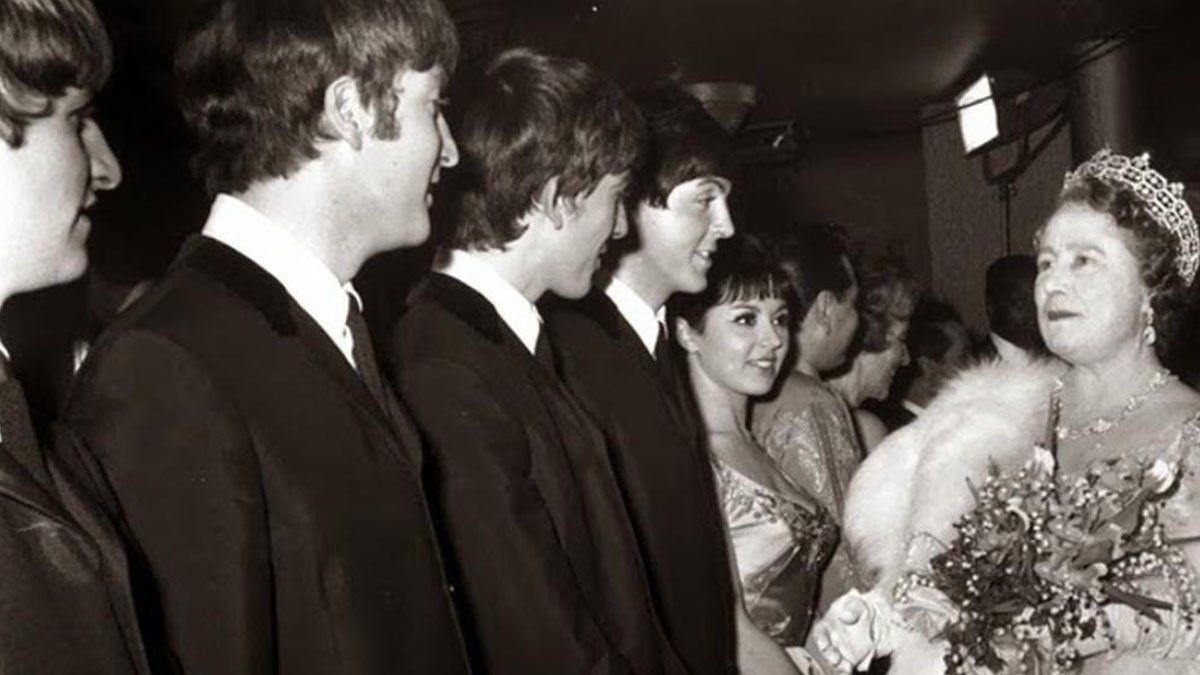 Los Beatles frente a la Reina Isabel