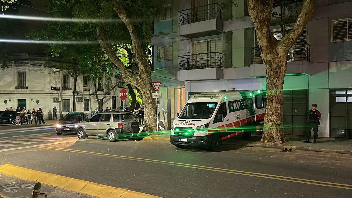 La cantante Lourdes Fernández fue asistida por personal médico y trasladada en ambulancia luego del operativo en Palermo.