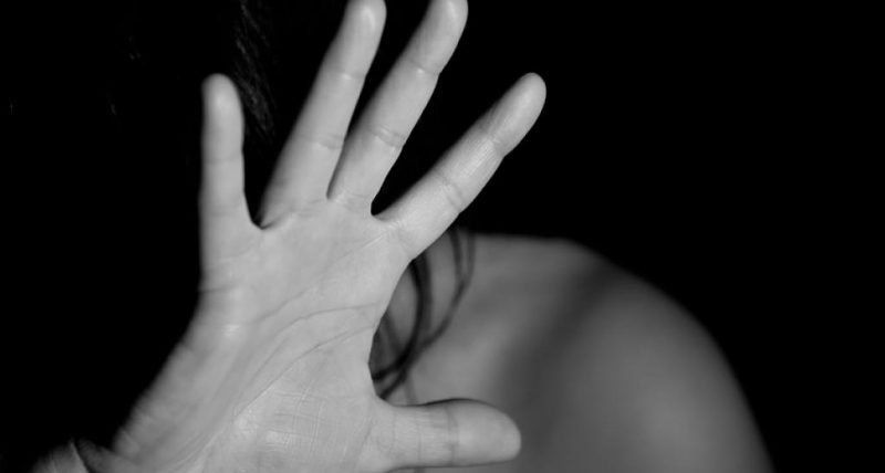 Buscan a un joven que le rompió la cabeza a su suegra y desfiguró a su pareja