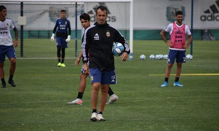 Fernando Batista, entrenador de la Selección Argentina Sub-20, apoyó a Lionel Scaloni por haber convocado a varios juveniles para las Eliminatorias Sudamericanas. Fernando Batista, entrenador de la Selección Argentina Sub-20, apoyó a Lionel Scaloni por haber convocado a varios juveniles para las Eliminatorias Sudamericanas.