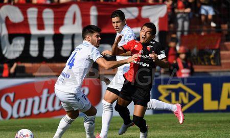 Ariel Penel, árbitro del partido entre el Club Atlético Colón y Godoy Cruz, interpretó que el primer gol de Luis Miguel Rodríguez fue en contra del arquero del Tomba. Ariel Penel, árbitro del partido entre el Club Atlético Colón y Godoy Cruz, interpretó que el primer gol de Luis Miguel Rodríguez fue en contra del arquero del Tomba.
