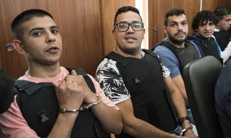 Un ex policía de la provincia de Santa Fe fue condenado por pertenecer a una de las facciones de Los Monos. Un ex policía de la provincia de Santa Fe fue condenado por pertenecer a una de las facciones de Los Monos.