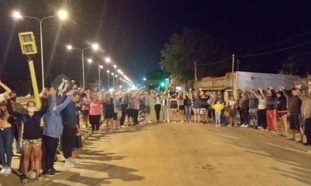 Los vecinos de B° El Pozo organizaron para la noche de este lunes un aplauso solidario. Los vecinos de B° El Pozo organizaron para la noche de este lunes un aplauso solidario.