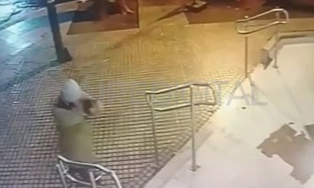 Un hombre descargó su arma contra el vidrio del cajero automático. Un hombre descargó su arma contra el vidrio del cajero automático.