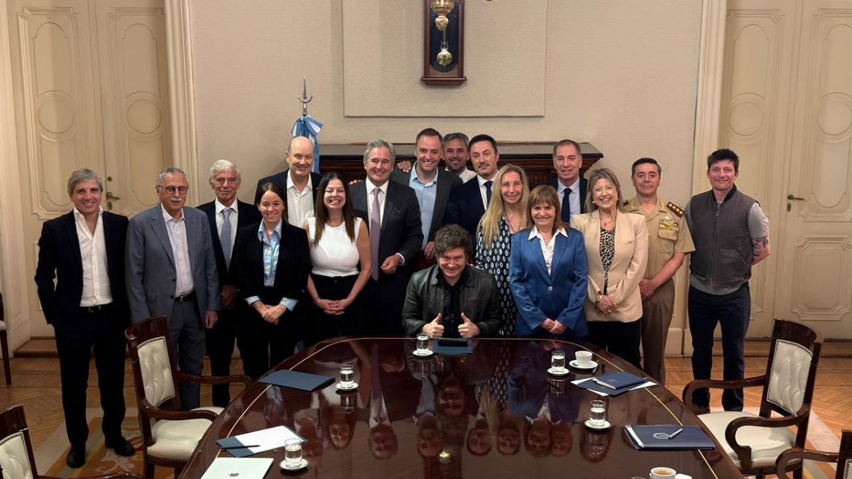 El encuentro est&aacute; previsto para las 21 y participar&aacute; el gabinete del mandatario, en plenas negociaciones del Gobierno con fuerzas aliadas para la sanci&oacute;n del Presupuesto 2026 el viernes pr&oacute;ximo en el Senado de la Naci&oacute;n.
