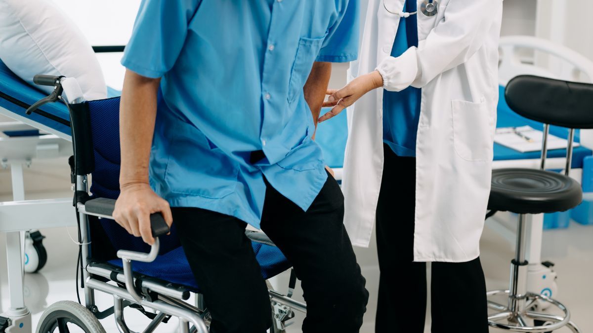 La ELA afecta a las neuronas motoras del cerebro y la médula espinal, provocando la pérdida progresiva de la movilidad, el habla, la deglución y la respiración. La ELA afecta a las neuronas motoras del cerebro y la médula espinal, provocando la pérdida progresiva de la movilidad, el habla, la deglución y la respiración.