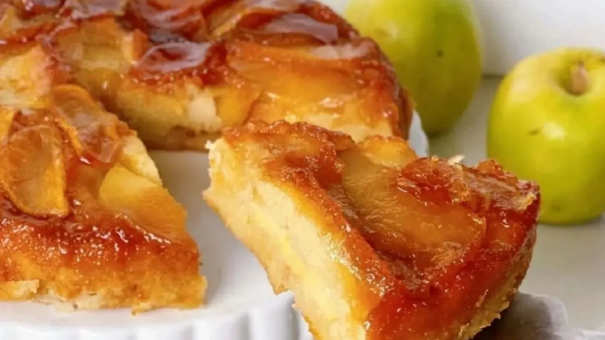 El uso de manzanas verdes garantiza que la fruta mantenga su forma y textura firme tras los 50 minutos de exposición al calor del horno.