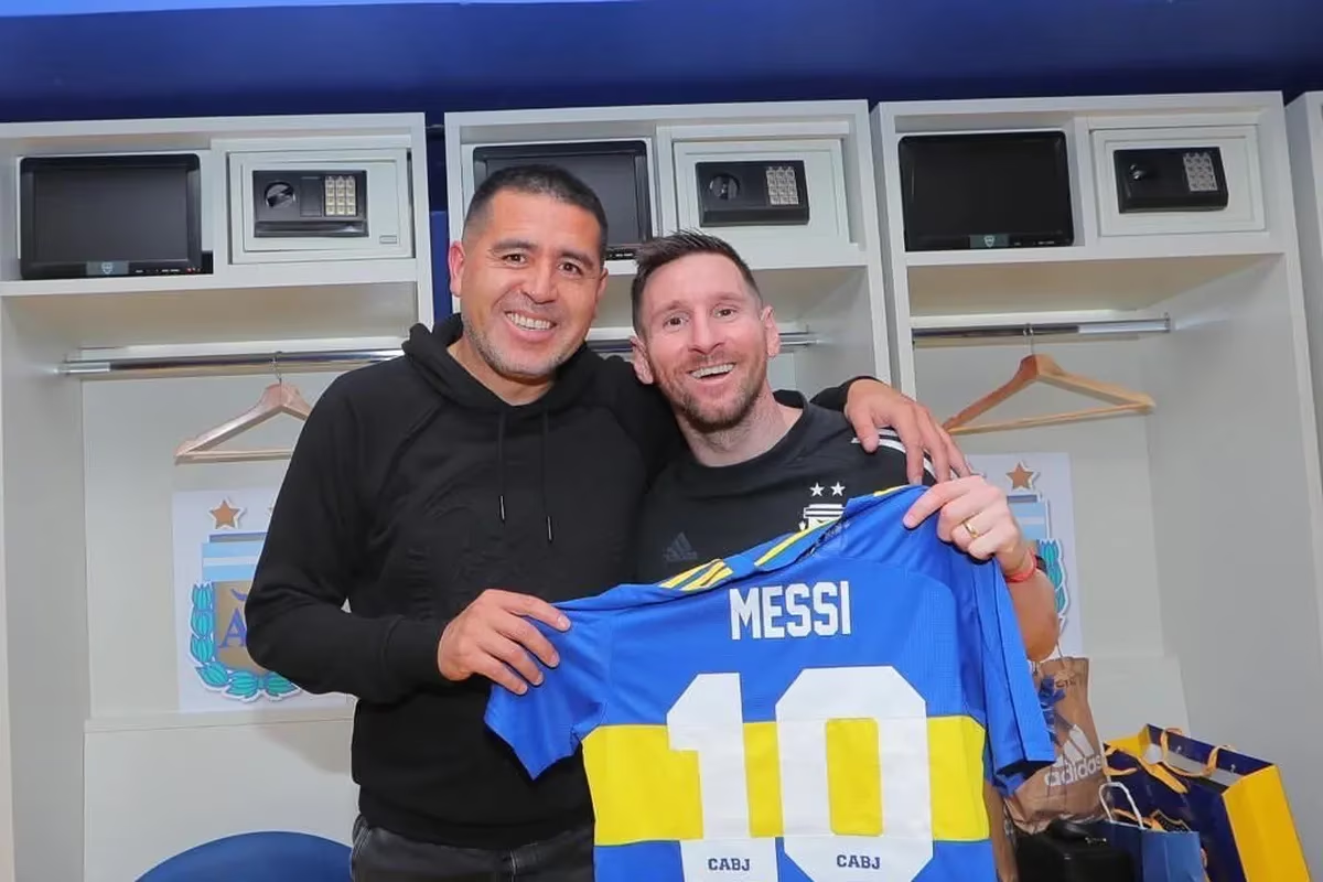 Juan Román Riquelme junto a Lionel Messi con la camiseta de Boca. Juan Román Riquelme junto a Lionel Messi con la camiseta de Boca.
