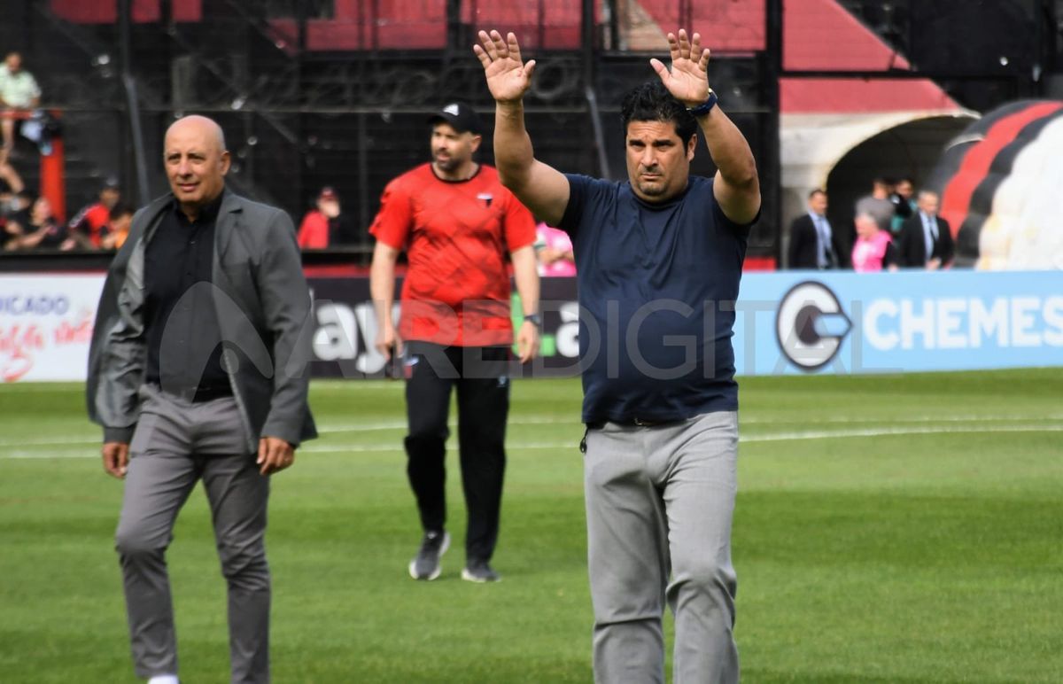 Marcelo Saralegui y la dirigencia de Colón se reunieron este jueves para definir la continuidad del entrenador en 2023.