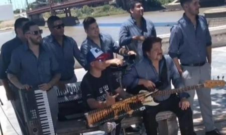 Pablo Lescano junto con el grupo Trinidad frente al Puente Colgante. Pablo Lescano junto con el grupo Trinidad frente al Puente Colgante.