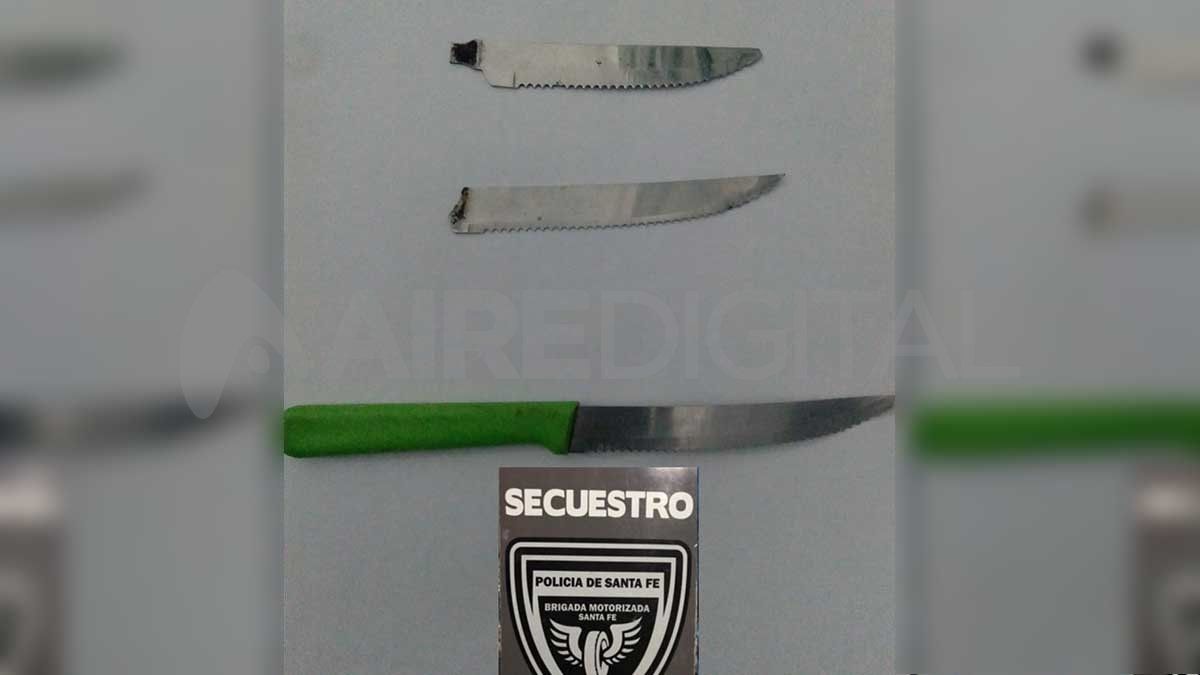 Las tres armas blancas secuestradas entre las pertenencias de las jóvenes detenidas.