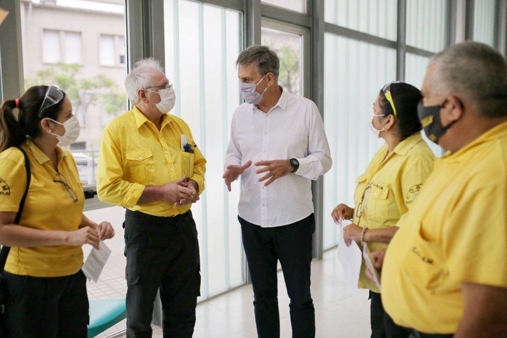 El intendente Emilio Jatón charló con los trabajadores del Cobem que recibieron la vacuna.