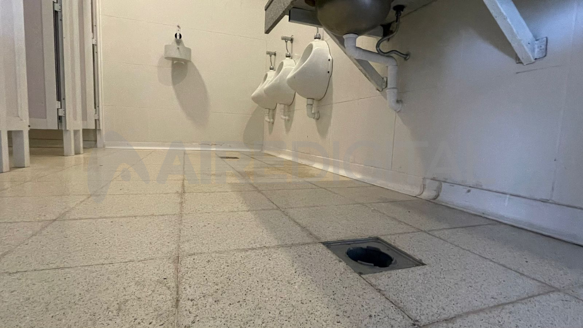 Las rejillas de los baños del hospital fueron sustraídas.