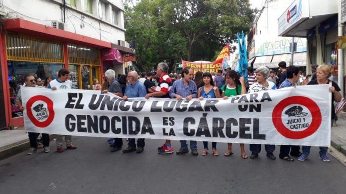 Brusa fue beneficiado con la prisión domiciliaria por un fallo dividido de la Cámara de Casación cuando cumplió 70 años de edad. 