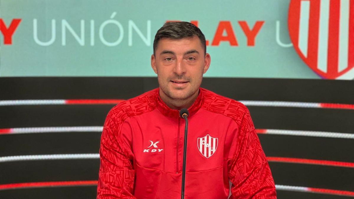 Paulo Poccia, entrenador del plantel de Primera del fútbol femenino de Unión.