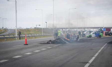 La decisión política del gobierno de Santa Fe es intervenir en los cortes que se efectúen en las rutas santafesinas. La decisión política del gobierno de Santa Fe es intervenir en los cortes que se efectúen en las rutas santafesinas.