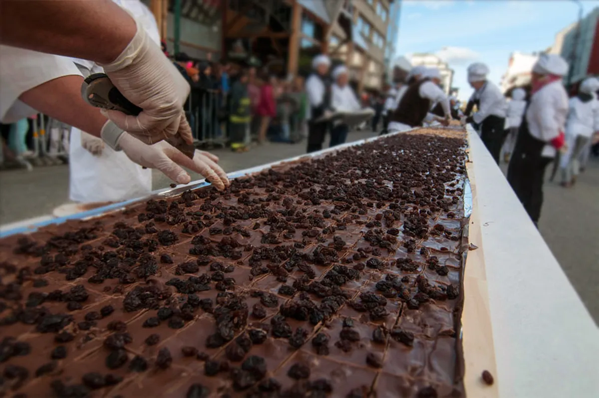 En la Fiesta del Chocolate, se comprometen a elaborar la barra de chocolate más grande del mundo.